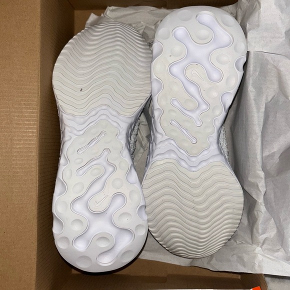 NWB Nike React Phantom Run Flyknit 2 (Wmns) - Picture 4 of 9